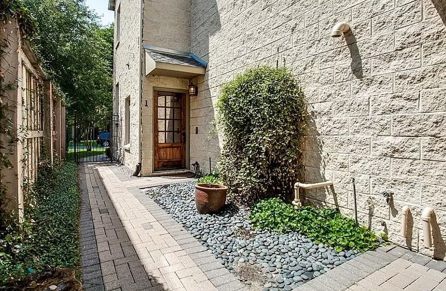 Front doors are on the East side