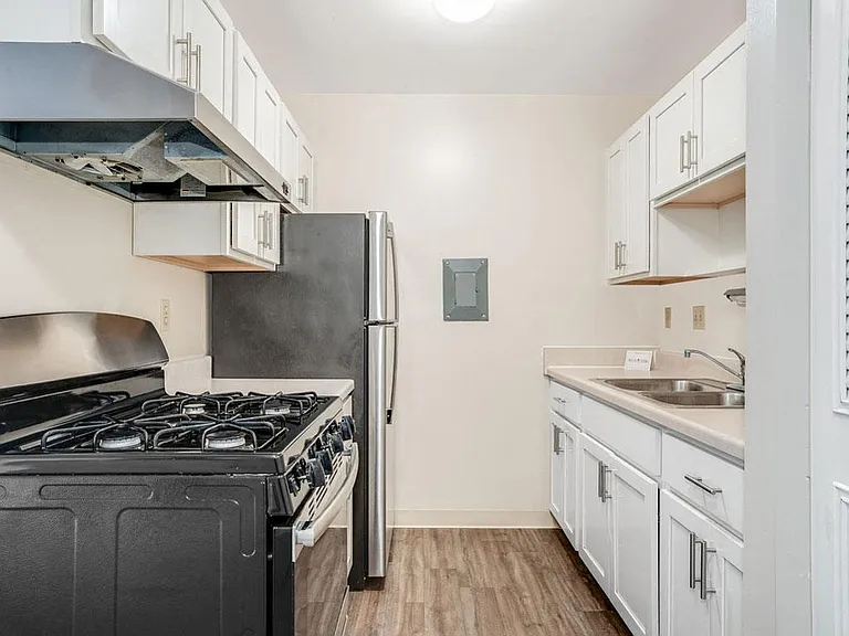 Wood Creek Apartments — Photo 19