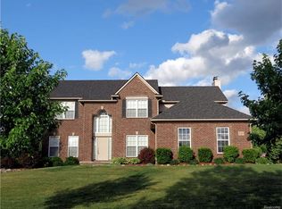 26360 Daria Cir E, South Lyon, MI 48178