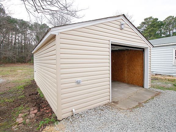5th image of 1042 Poquoson Ave