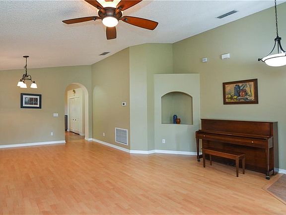 5th image of 1466 Waukon Cir