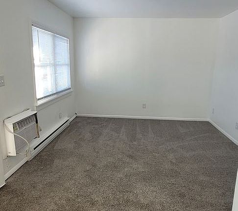 3rd image of 1053 S Jackson St APT 5