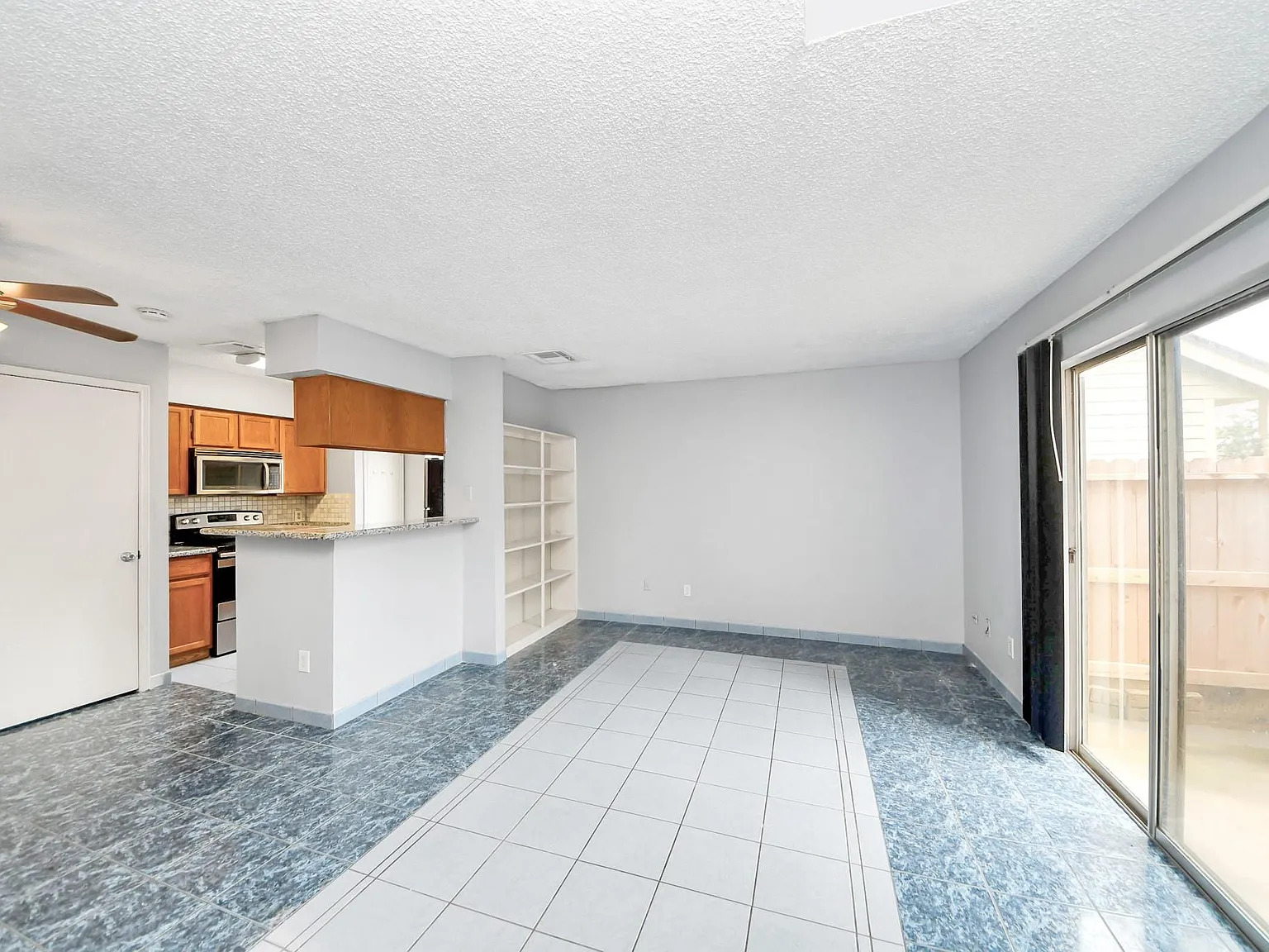 1 bed, 1.5 bath, 964 sqft, $1,000 — Photo 4
