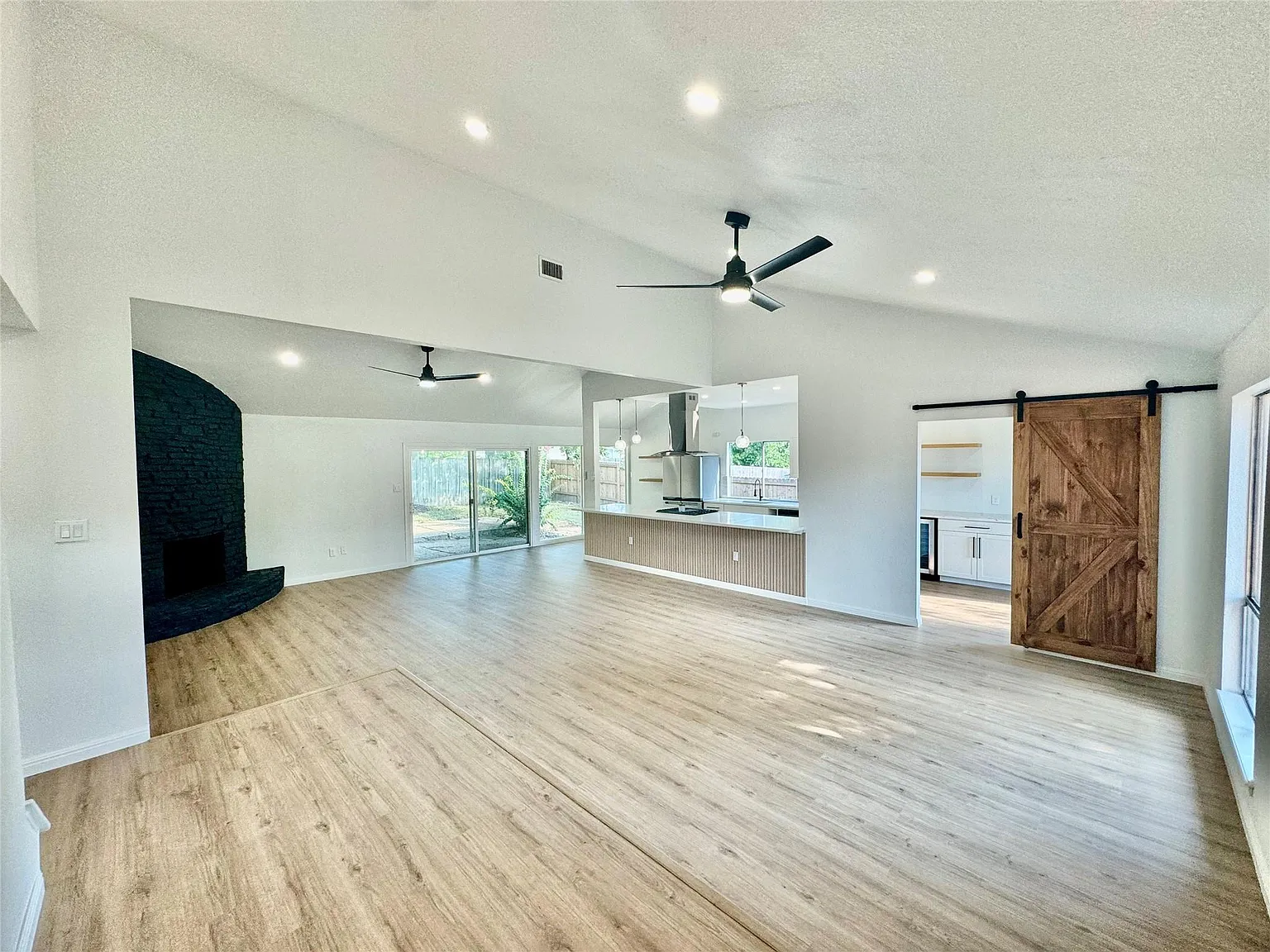 3 bed, 2.0 bath, 2238 sqft, $3,000 — Photo 3