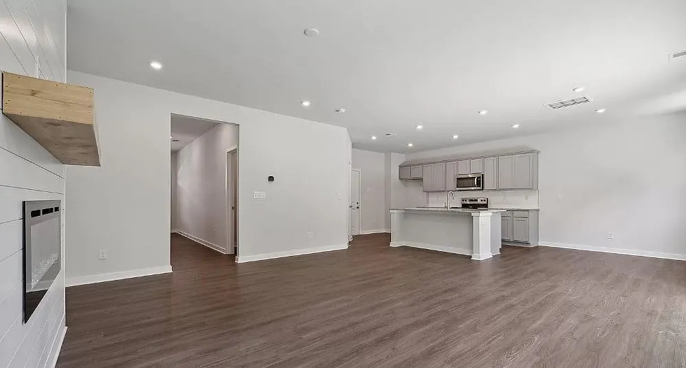 4 bed, 2.5 bath, 2097 sqft, $2,400 — Photo 3