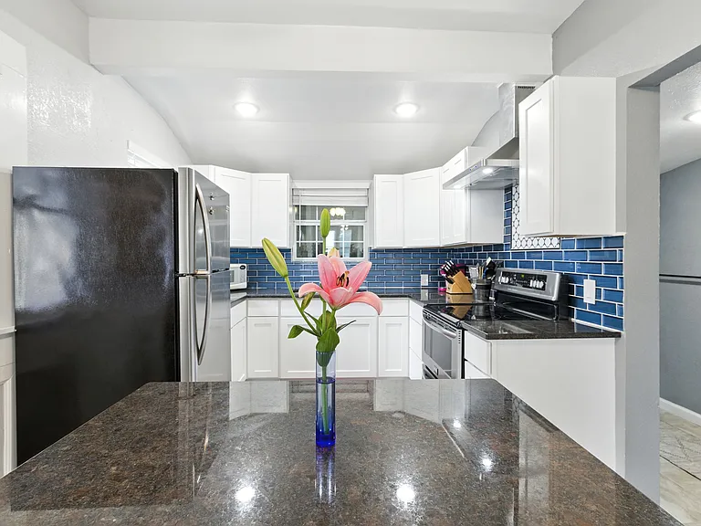 629 Delmar St — Photo 30
