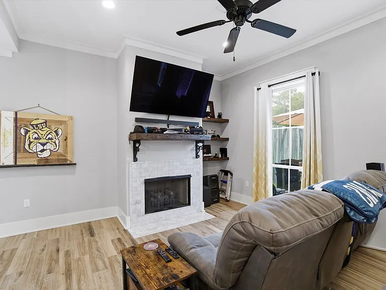 421 Saint Thomas Ln — Photo 3