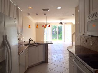 5585 Cove Cir, Naples, FL 34119