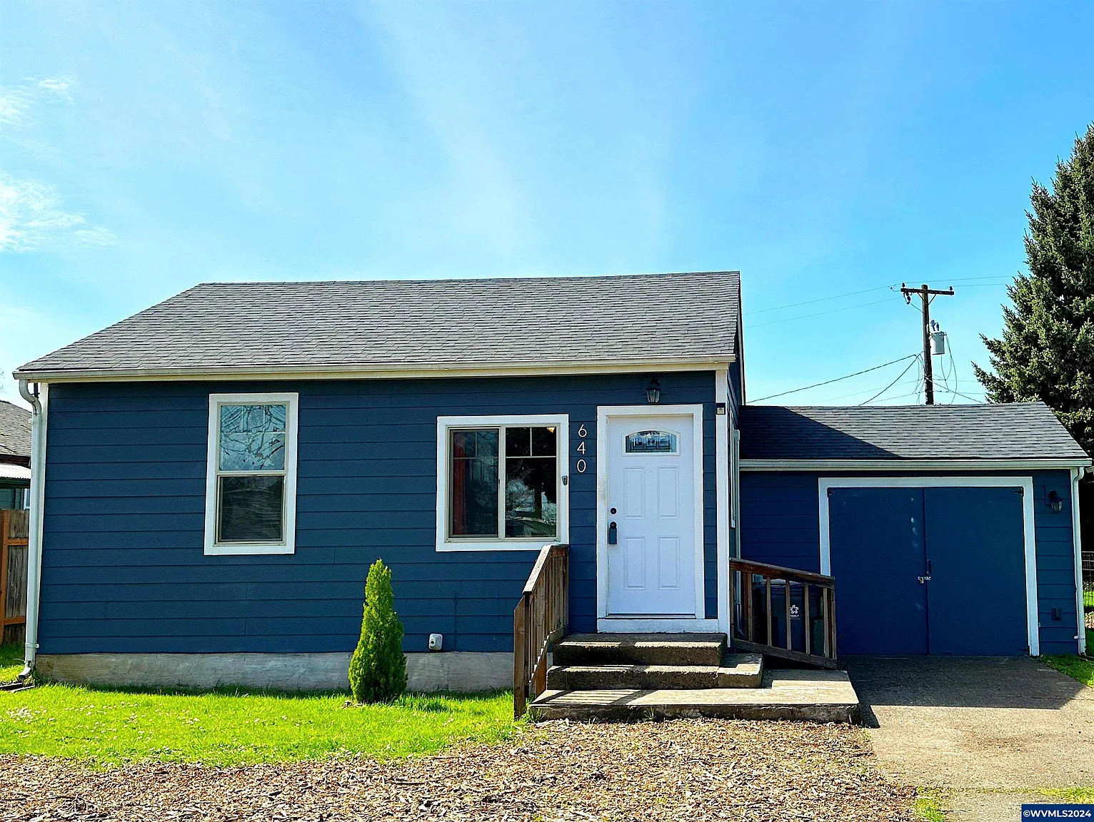 640 Fir St NE photo 1