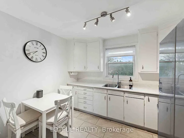 2427 Chasseur Ave #B — Photo 6