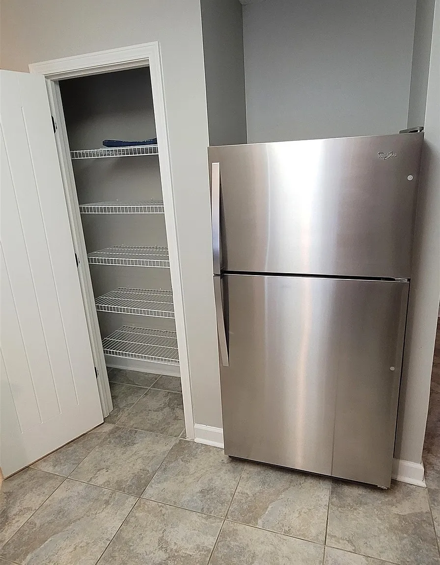 3 bed, 2.0 bath, 1252 sqft, $2,300 — Photo 3