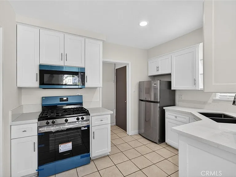 610 E Fairview Blvd — Photo 2