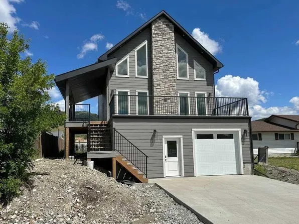 8305 18th Ave S, Crowsnest Pass, AB T0K 0M0