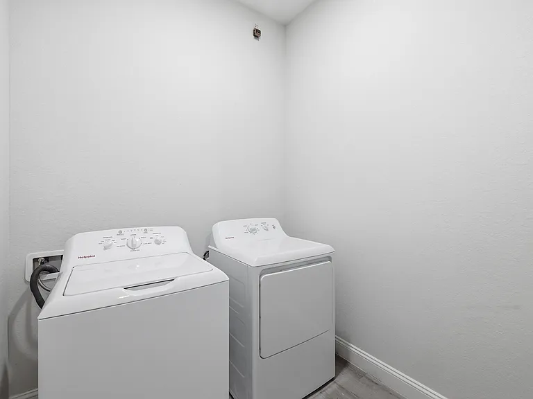 825 Carbon St E — Photo 36