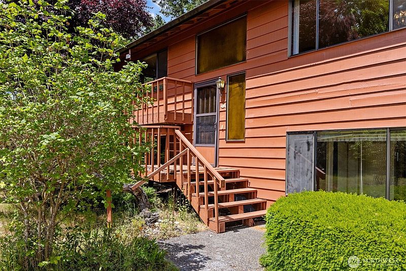 3rd image of 5359 Ruby Place NE