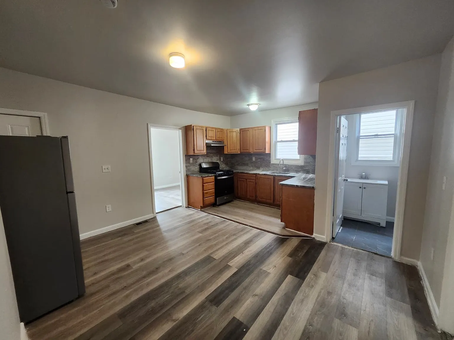 225 New St — Photo 2