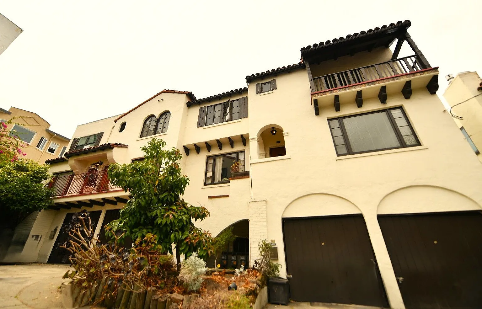 1p722 - 33-39 Excelsior Court — Photo 1