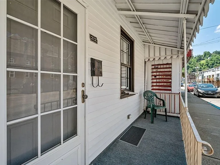 212 Sheridan St — Photo 2