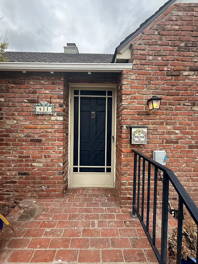 Charming Carriage District Single Story Home Across From Miller Elementary School — Photo 4