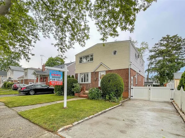 22 Lakeville Drive, New Hyde Park, NY 11040