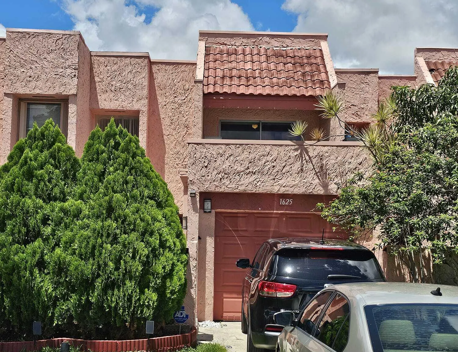 3 bed, 2.5 bath, 2100 sqft, $3,200 — Photo 1