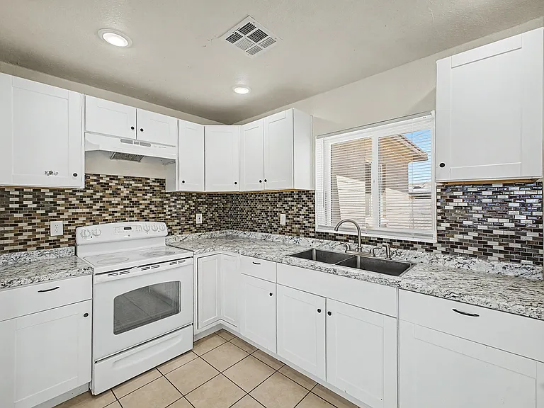 2433 E Cameron Vis — Photo 19