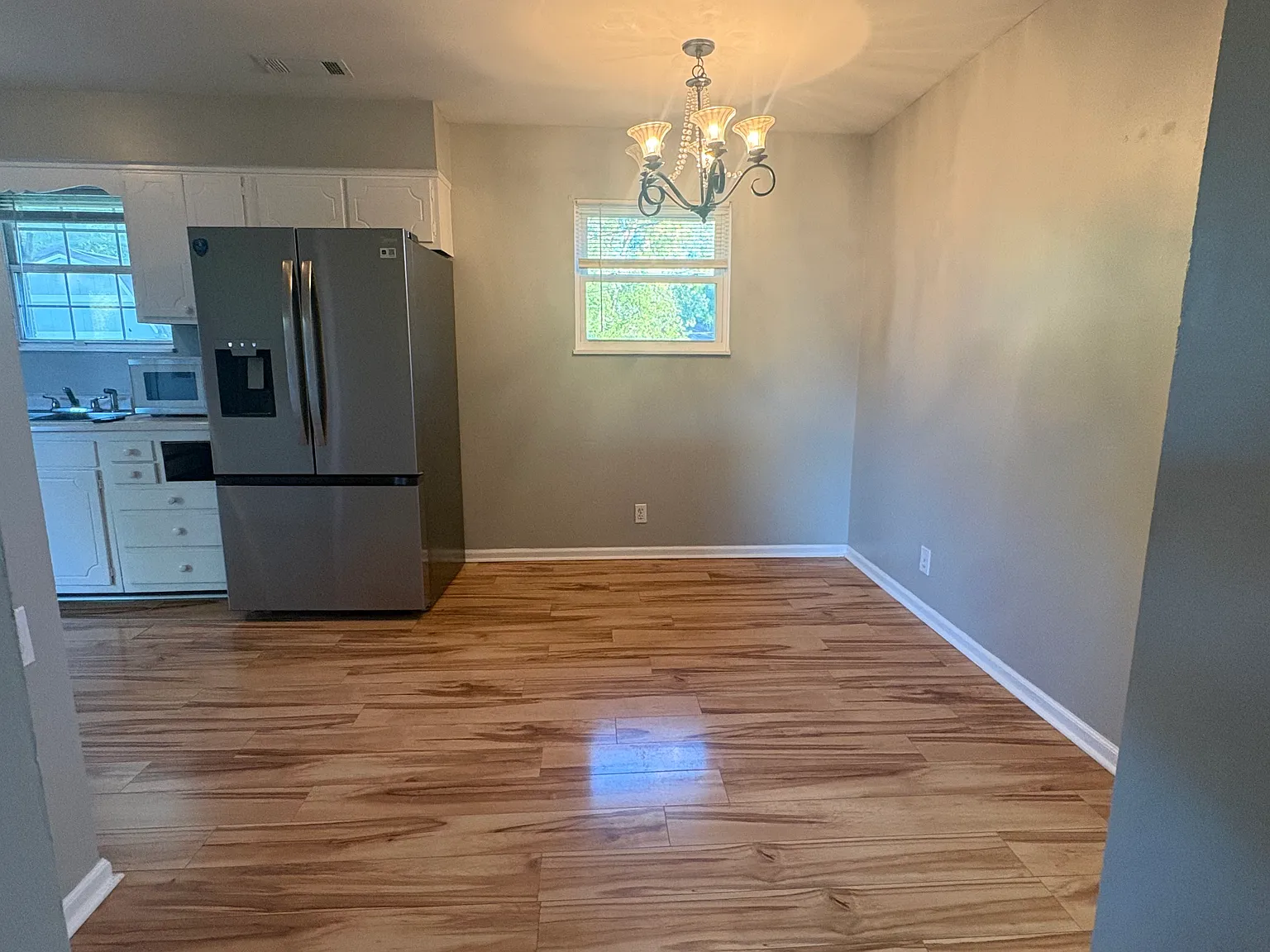 3736 Niagara Dr — Photo 3