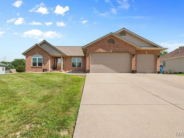 125 Oak Hill Dr, Maryville, IL 62062