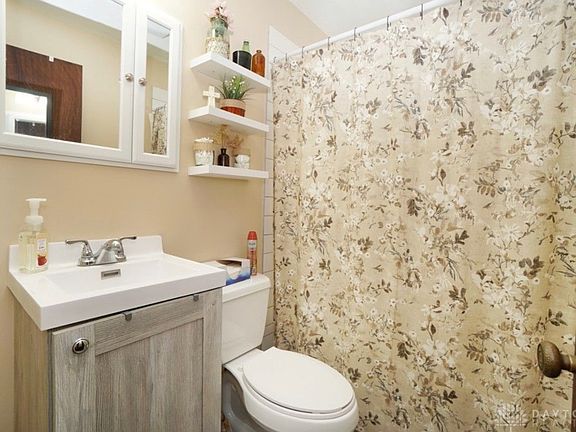 5th image of 525 Chapman St #529