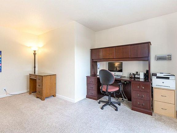 5th image of 566 Burlington Dr