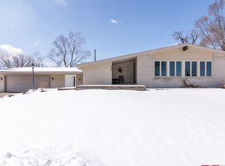300 Holmur Dr, Waterford, MI 48327