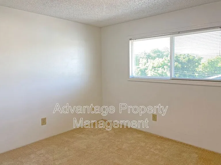 975 NW Garfield Ave #1 — Photo 28
