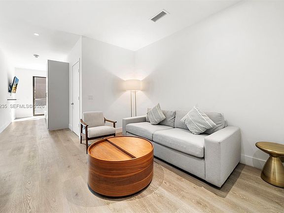 4th image of 229 SW 9th St #208