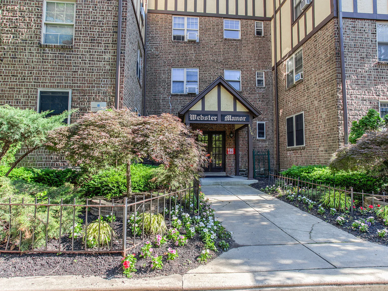 Webster Manor — Photo 2