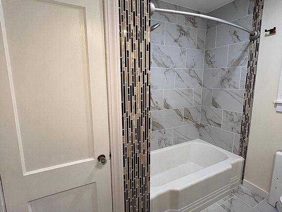 5th image of 32 Woodland St Floor 1