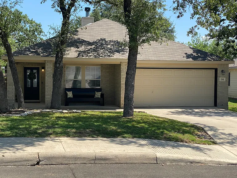 201 Katie Ct — Photo 1