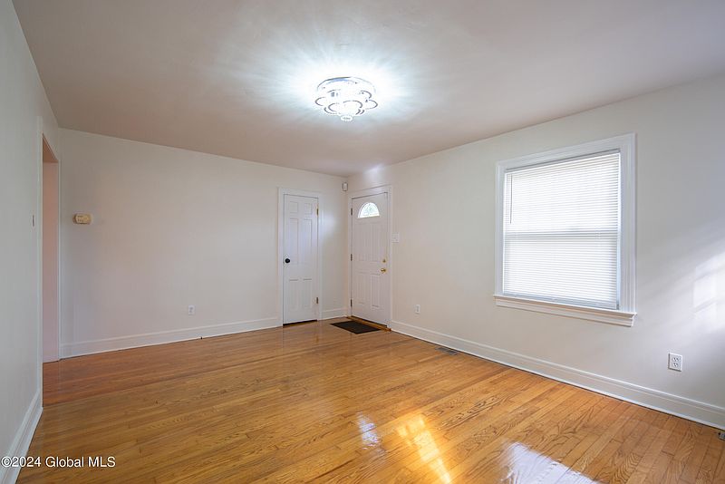 5th image of 6 Pfeil Avenue