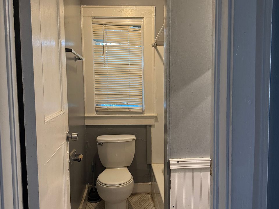 1st image of 386 Ridgeway Ave #4