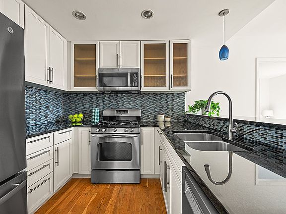 3rd image of 155 15th St APT 4D