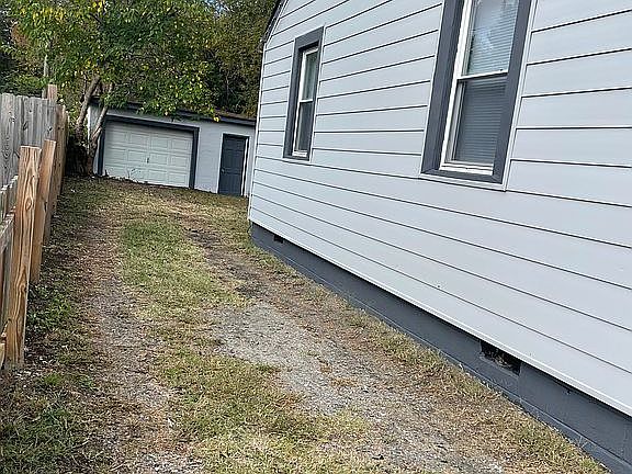 4th image of 1416 Custer St