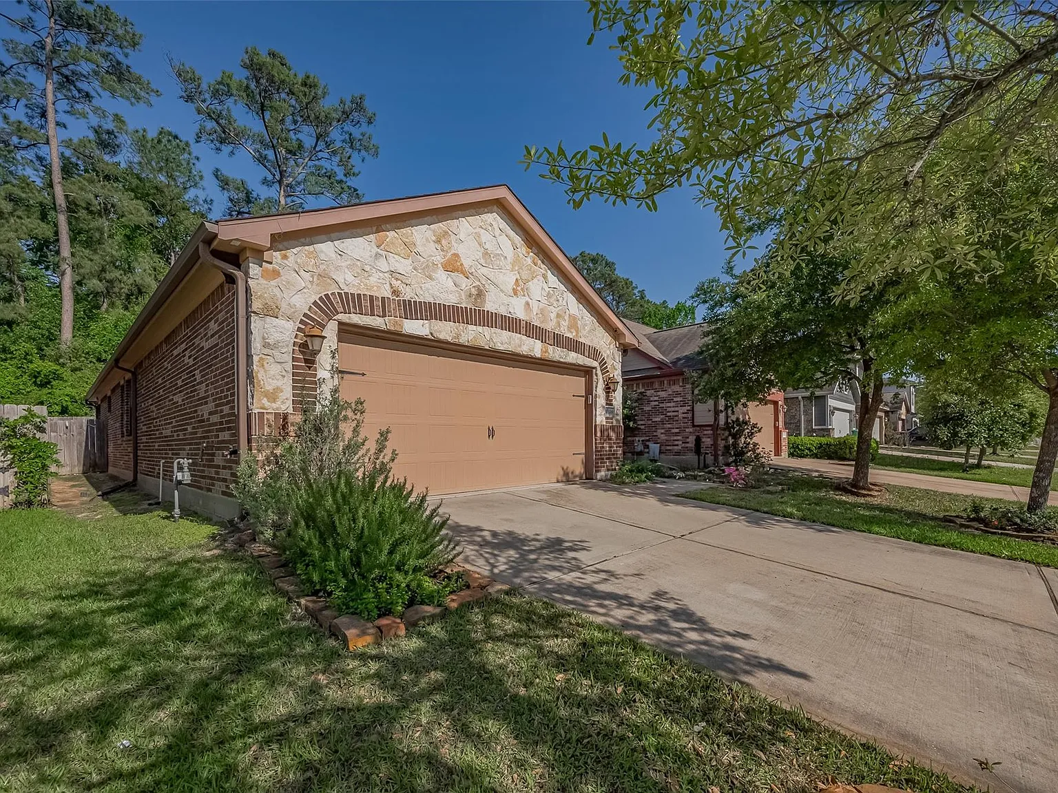 3 bed, 2.0 bath, 1548 sqft, $2,200 — Photo 2