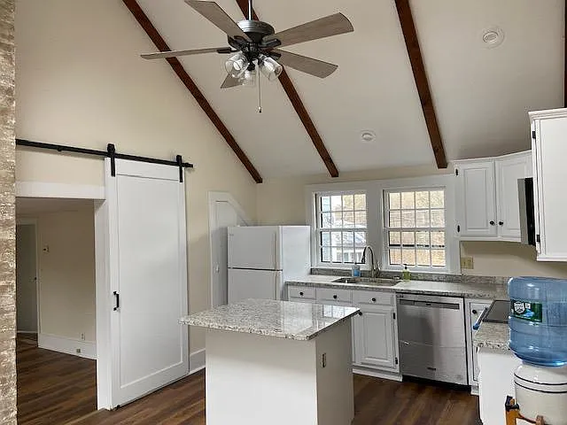 2 bed, 1250 sqft, $2,700 — Photo 2
