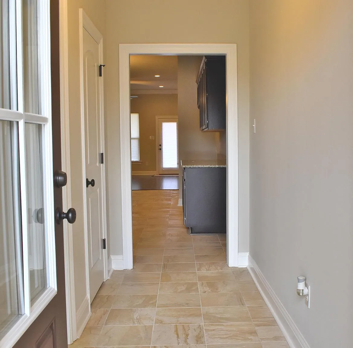 421 Berg Ct — Photo 2