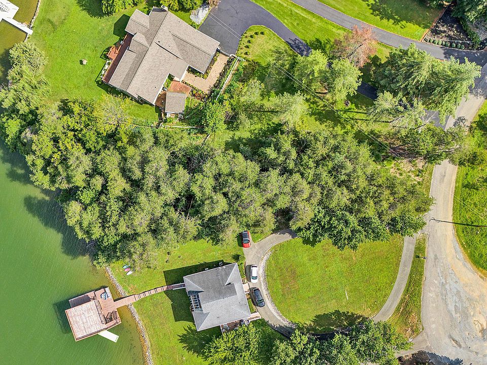 1st image of 42 Oak Hollow Rd