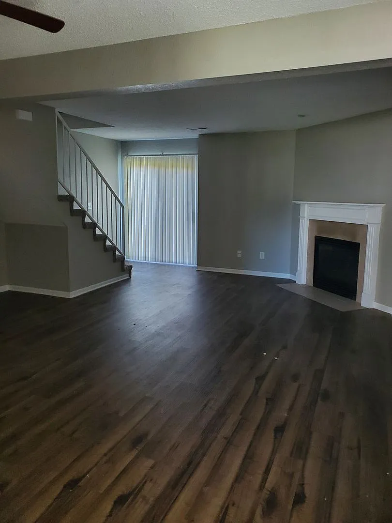 3 Bedroom, 2 1/2 Bathroom Townhouse — Photo 2