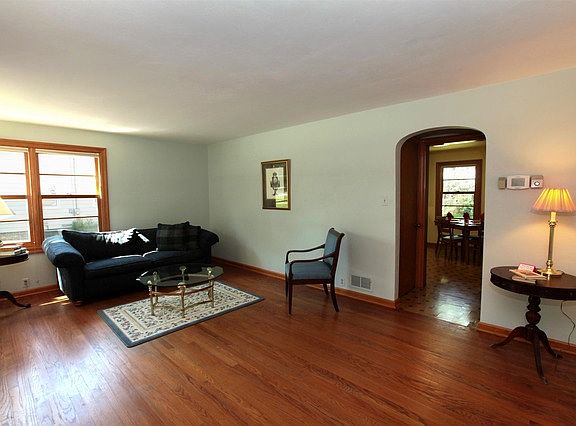 5th image of 966 Waveland Ave