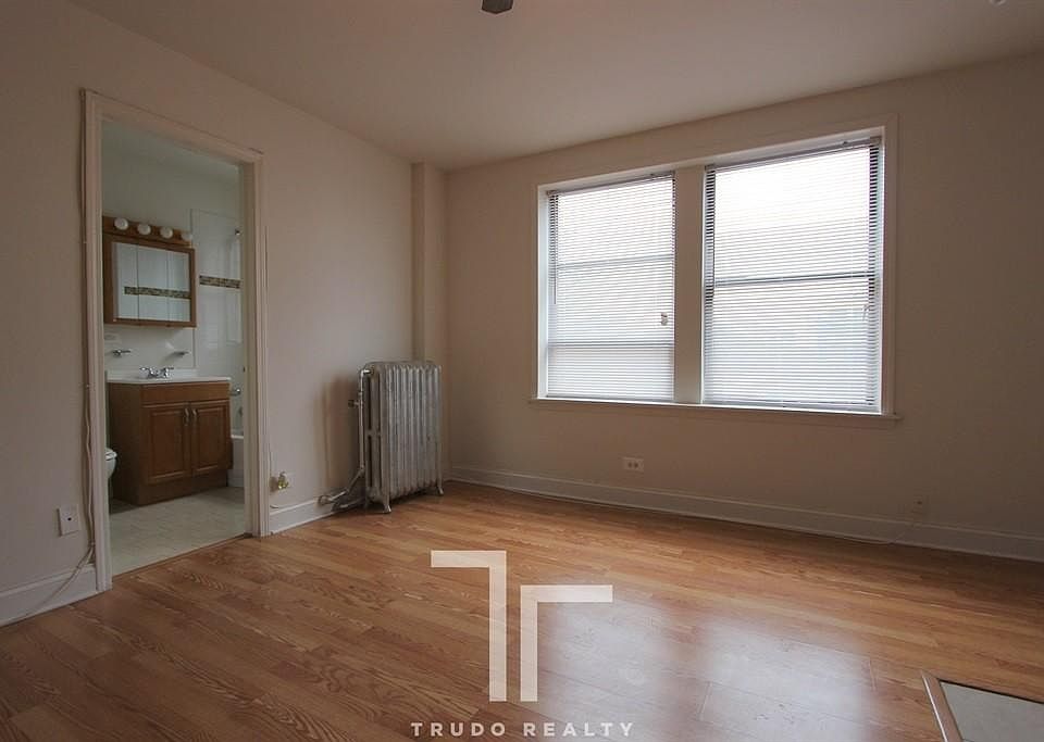 1st image of 3933 N Clarendon Ave #17832