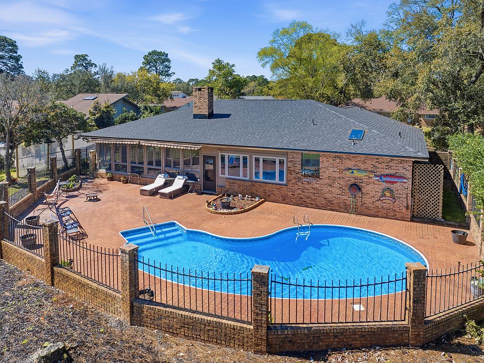 1st image of 1013 Troon Dr E