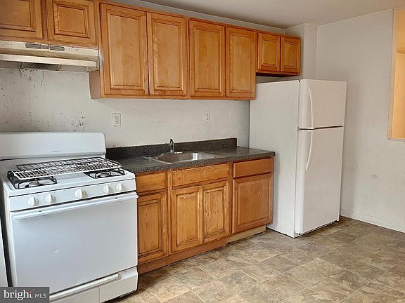2nd image of 2452 Etting St