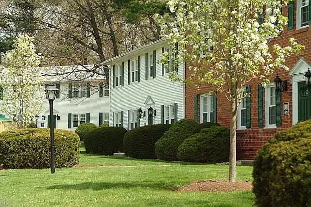 Avon Colonial Manor